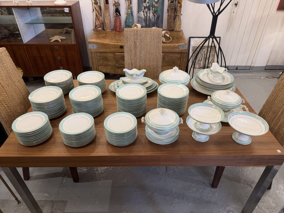 Grand service de table en porcelaine bleu céladon et dorure