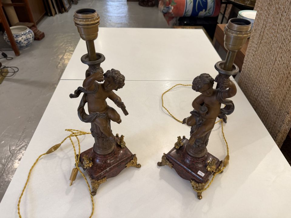 Paire de lampes de style Louis XVI aux putti