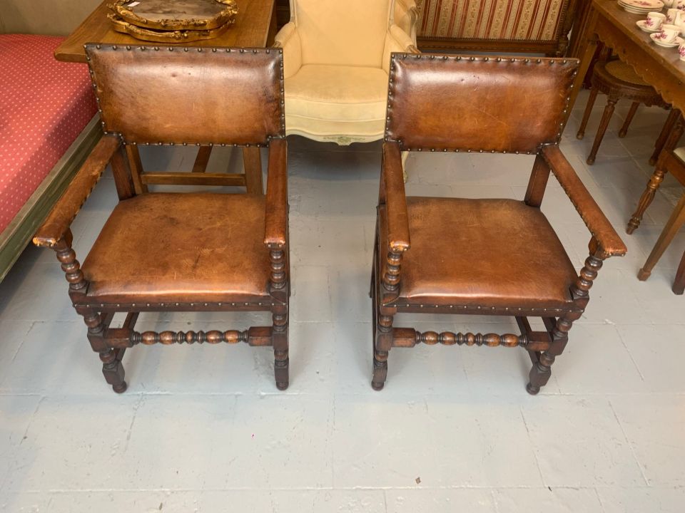 Paire de fauteuils en simili cuir