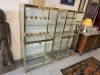 Paire de vitrines d’exposition en verre et laiton