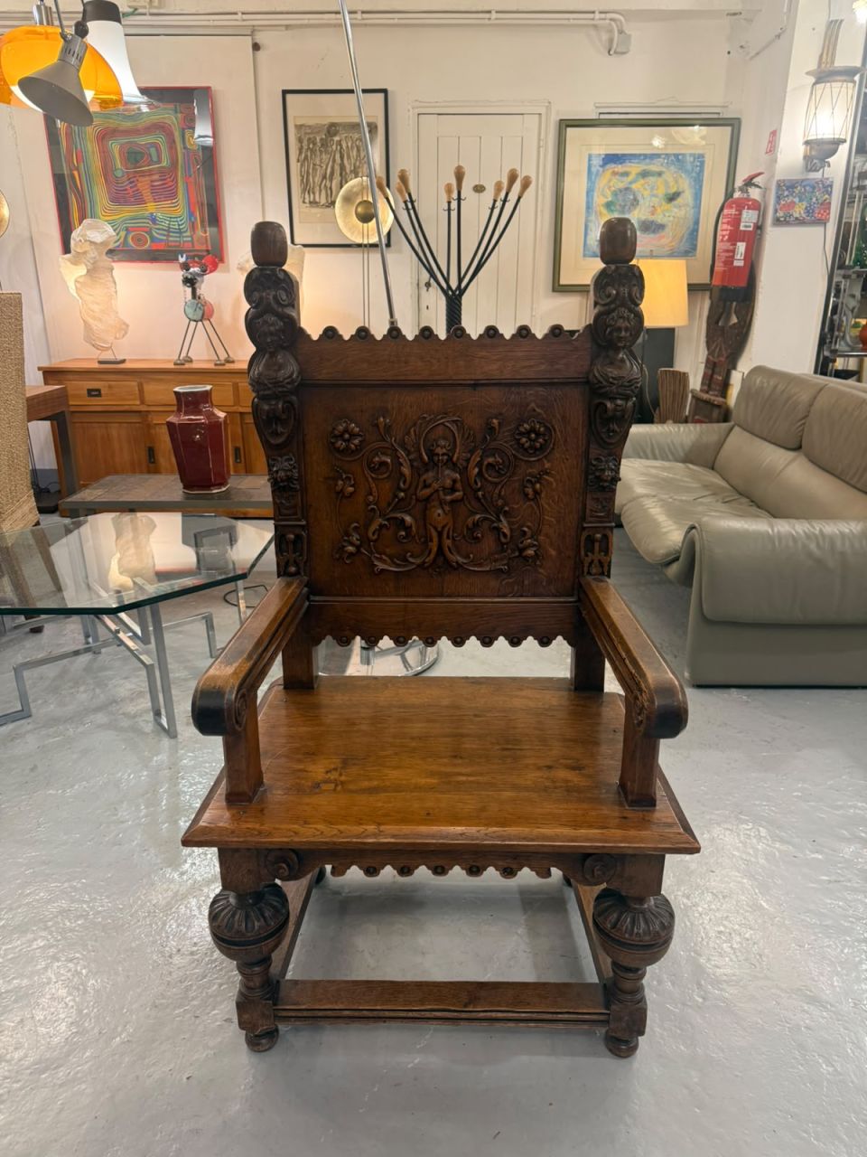 fauteuil en bois sculpté