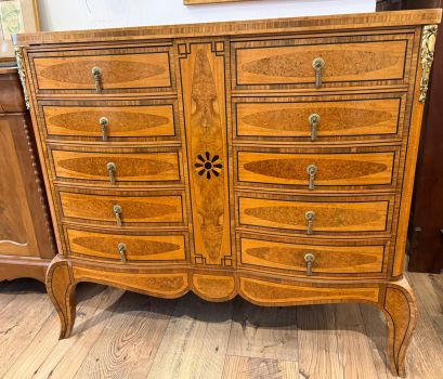 Commode marquetée en loupe de bois