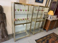 Paire de vitrines d’exposition en verre et laiton