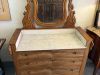 Commode à miroir en noyer et marbre – XIXe siècle