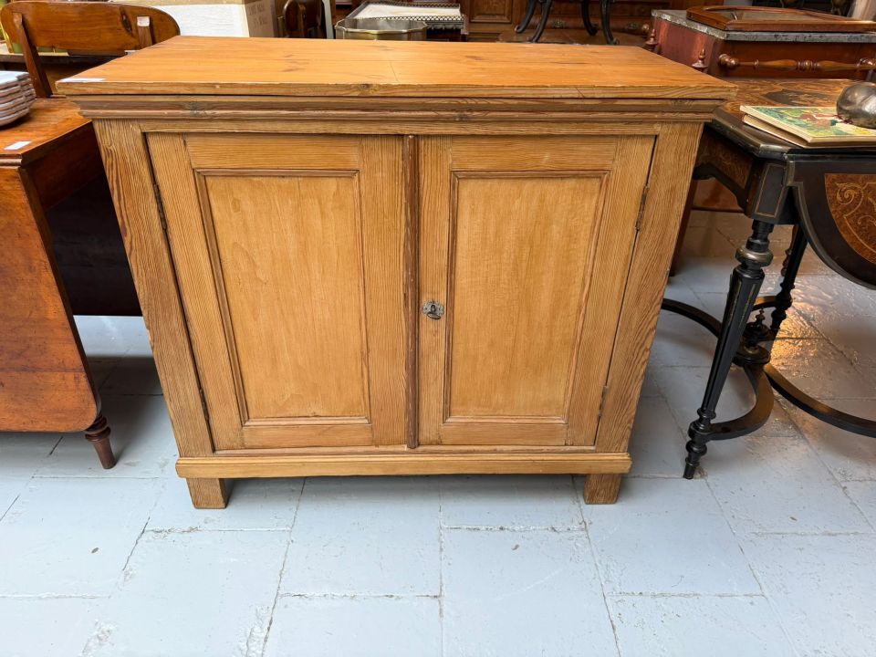 Petit buffet rustique en bois massif