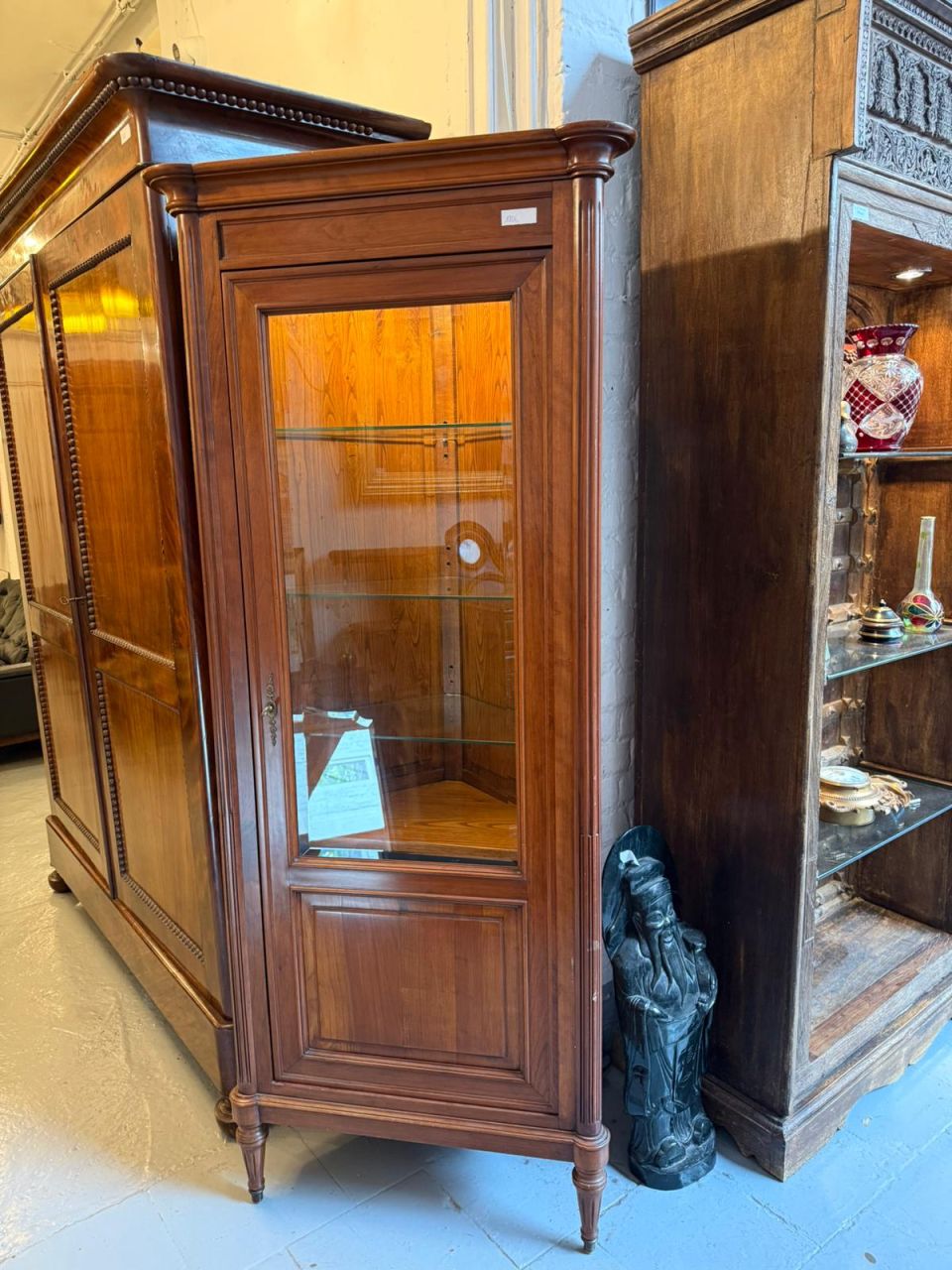 Vitrine d’angle en merisier