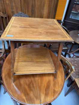 Table d’appoint ancienne à deux plateaux marquetés