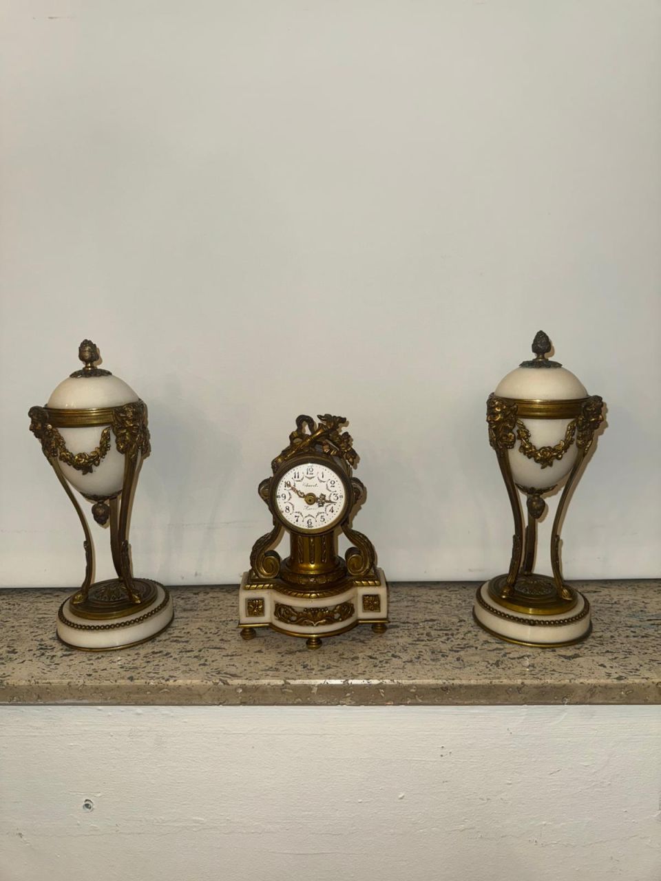 Vieille pendule avec paire de cassolettes bougeoirs réversible style Louis XVI