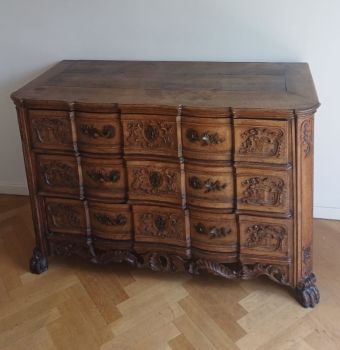 Grande commode sculptée de style hollandais XIXieme