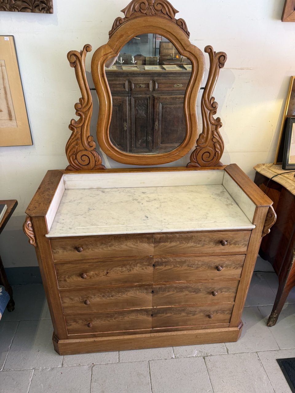 Commode à miroir en noyer et marbre – XIXe siècle