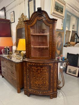 Vitrine d’angle en bois marqueté de style Napoléon III