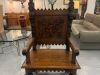 fauteuil en bois sculpté