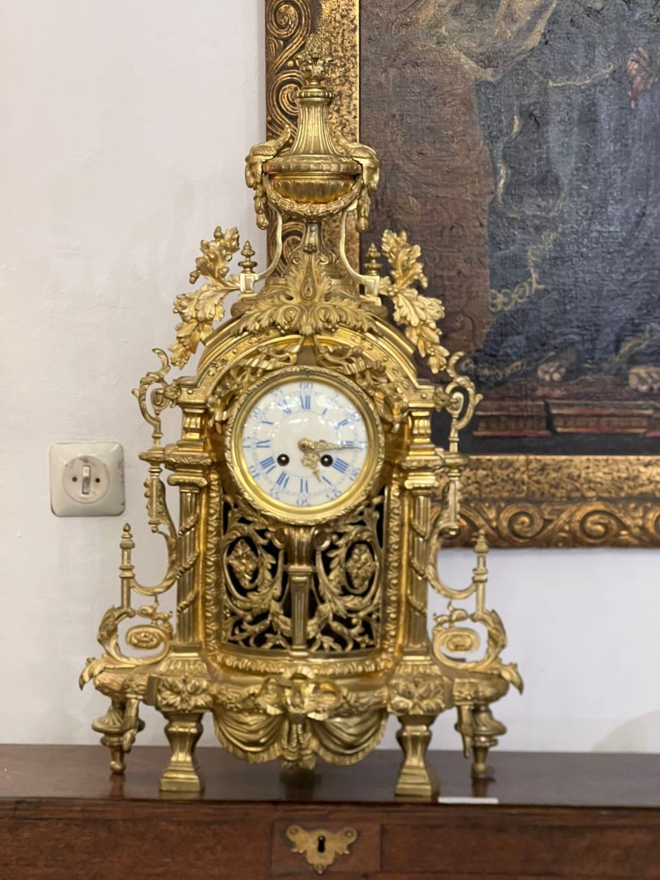 Horloge dorée avec ornements