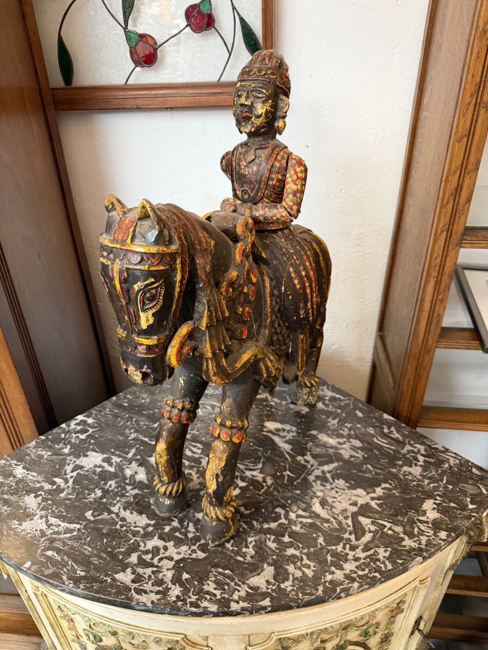 Cavalier birman en bois sculpté et polychromé