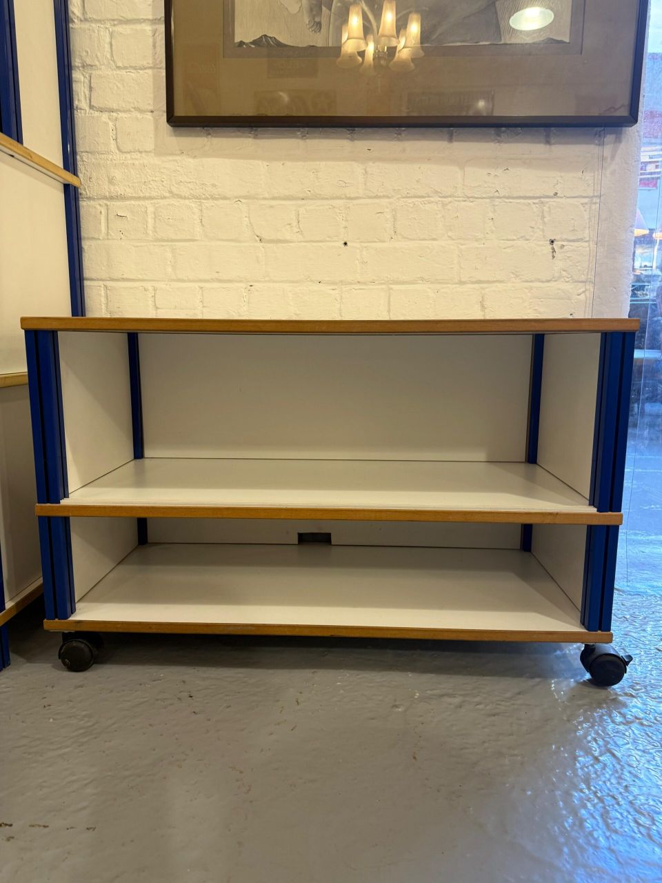 Meuble TV roulant blanc avec montants bleus