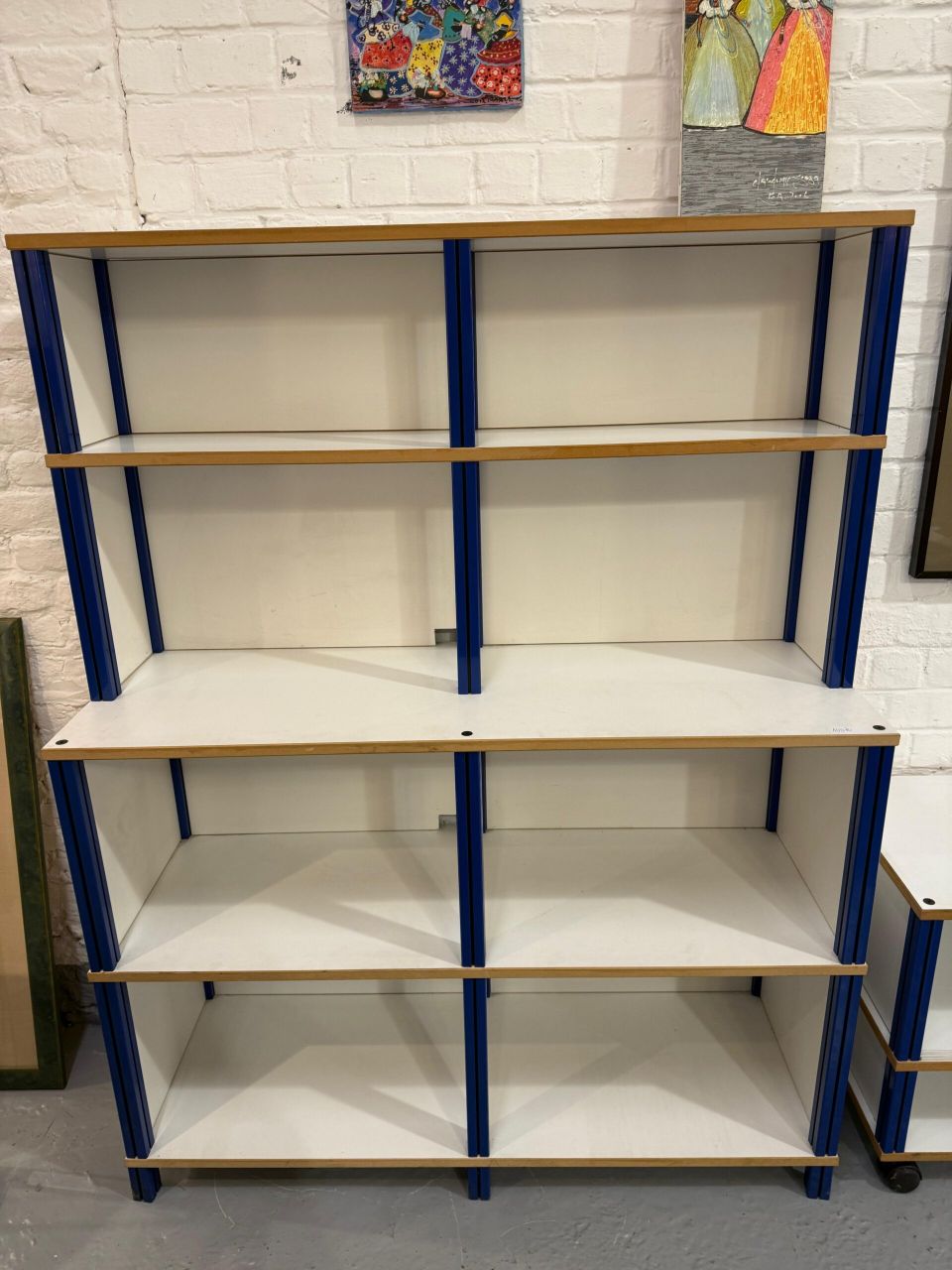 Étagère blanche à montants bleus