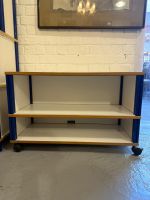 Meuble TV roulant blanc avec montants bleus