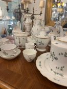 service de vaisselle en porcelaine – motif florale barbeaux