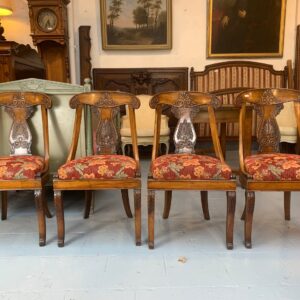 Lot de 4 chaises en bois sculpté