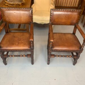 Paire de fauteuils en simili cuir
