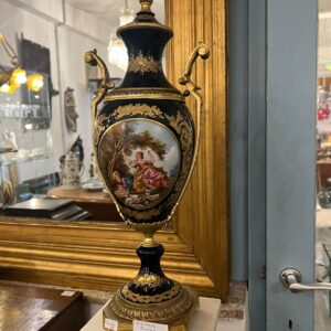 Vase en porcelaine de style Sèvres - période Napoléon III (XIXe siècle)