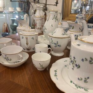 service de vaisselle en porcelaine - motif florale barbeaux