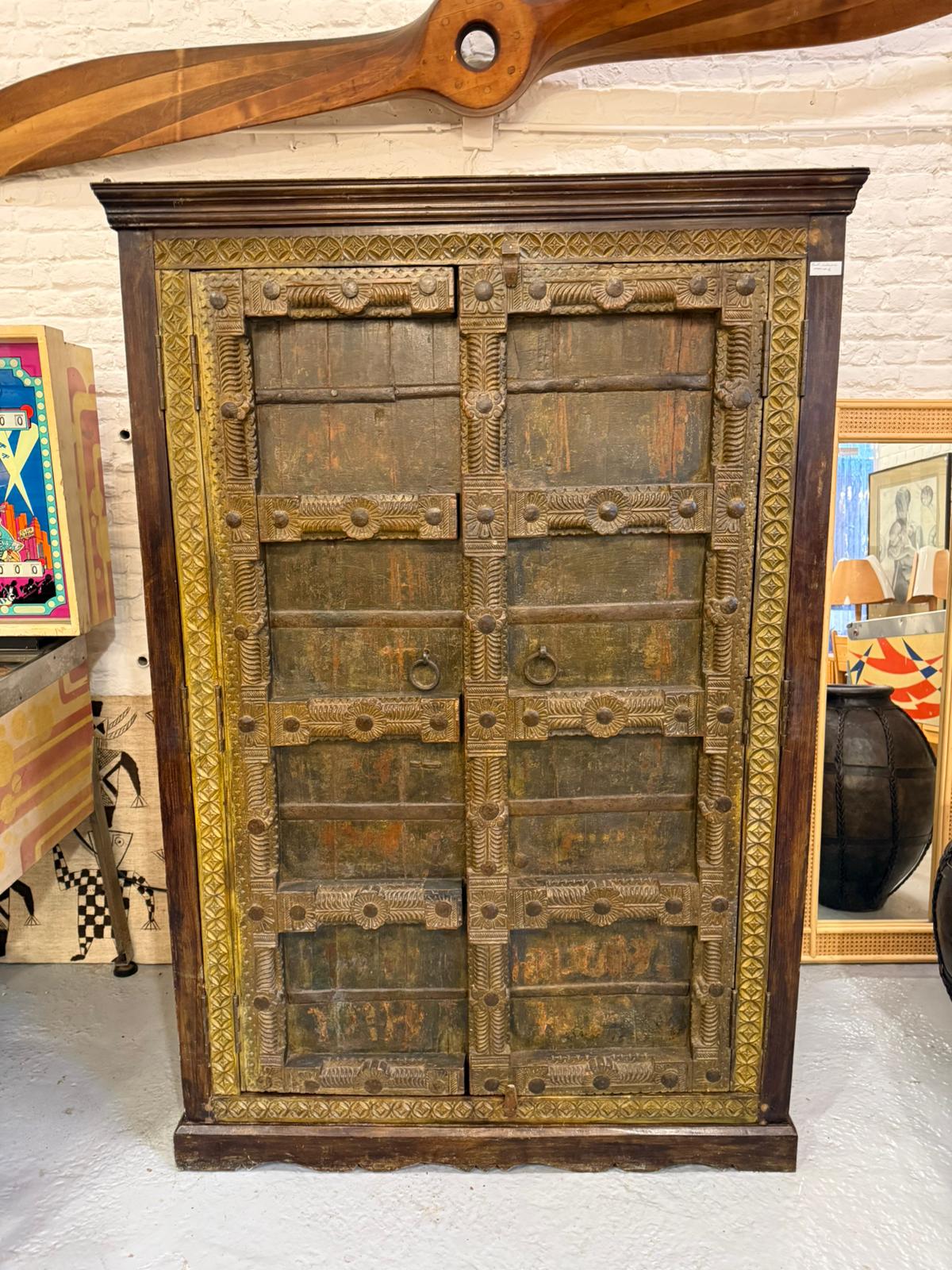 Armoire indienne en bois sculpté