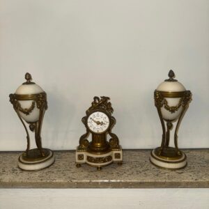 Vieille pendule avec paire de cassolettes bougeoirs réversible style Louis XVI