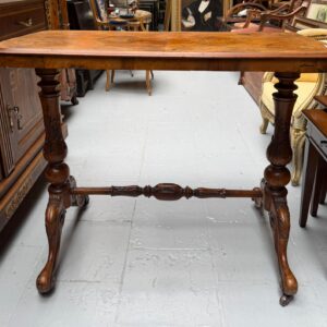 Table d'époque victorienne en noyer