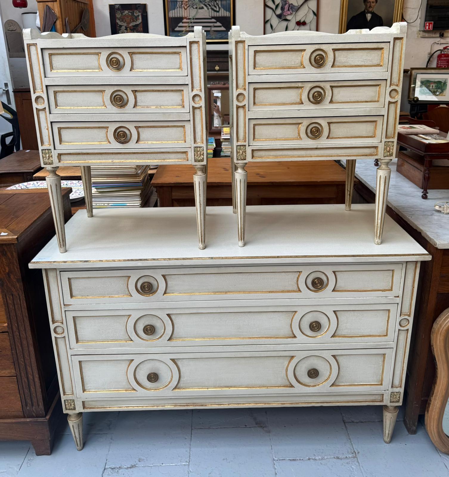 Commode + paire de tables de nuit