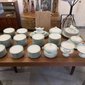 Grand service de table en porcelaine bleu céladon et dorure