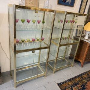 Paire de vitrines d’exposition en verre et laiton