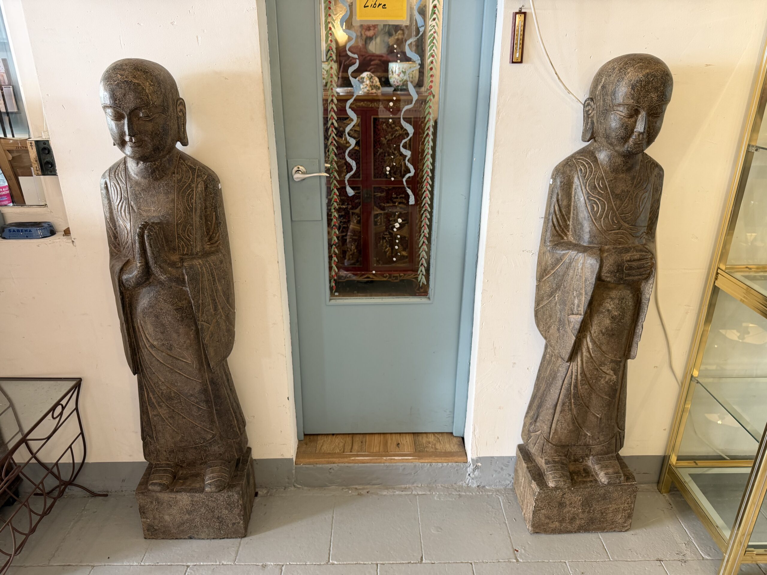 Paire de statues de moines bouddhistes