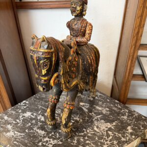 Cavalier birman en bois sculpté et polychromé