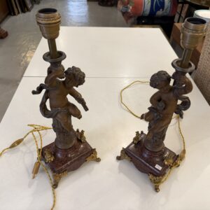 Paire de lampes de style Louis XVI aux putti