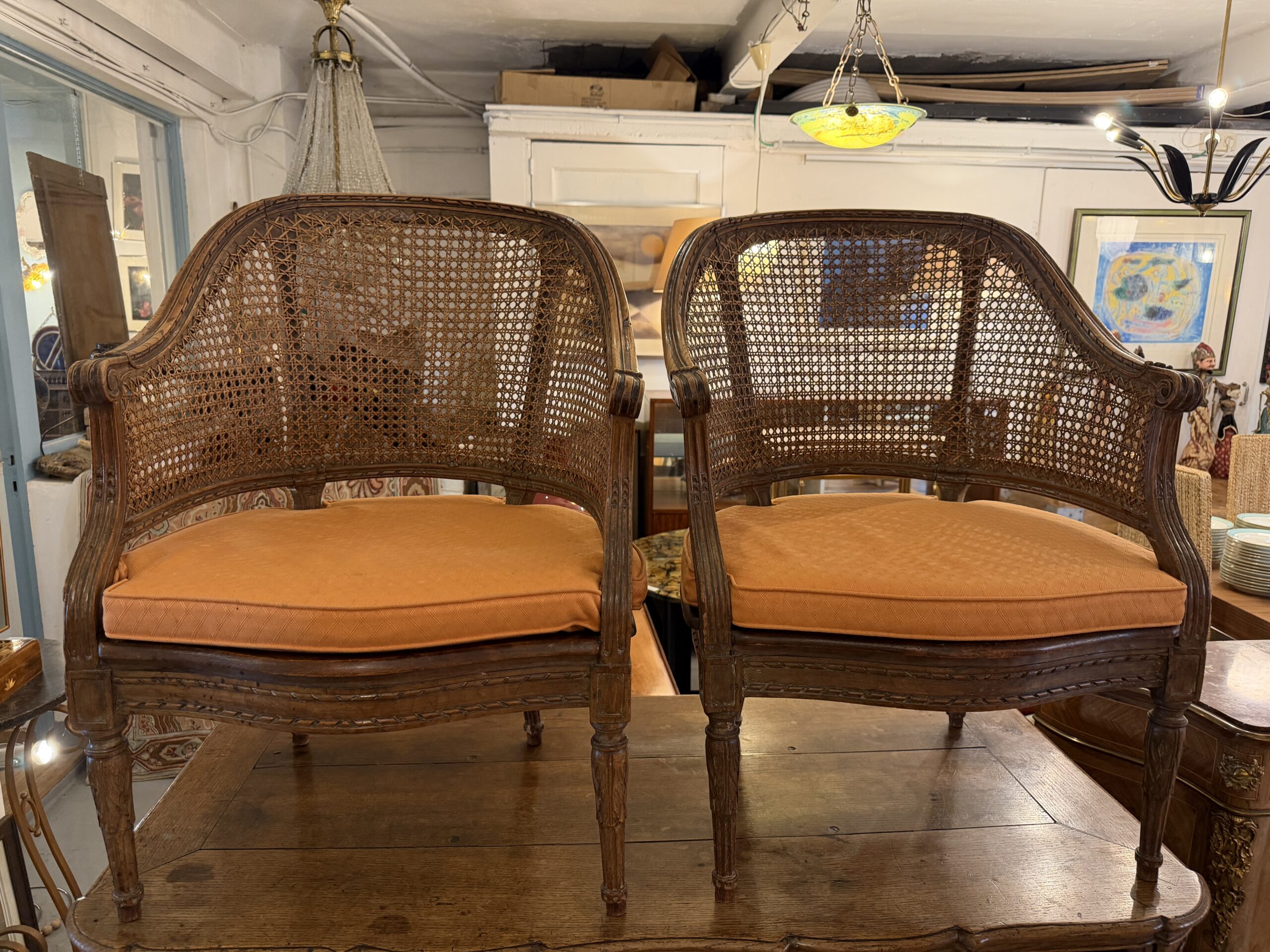 Paire de fauteuils cannés de style Louis XVI