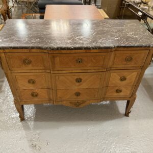 Commode galbée en marqueterie