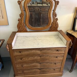 Commode à miroir en noyer et marbre – XIXe siècle