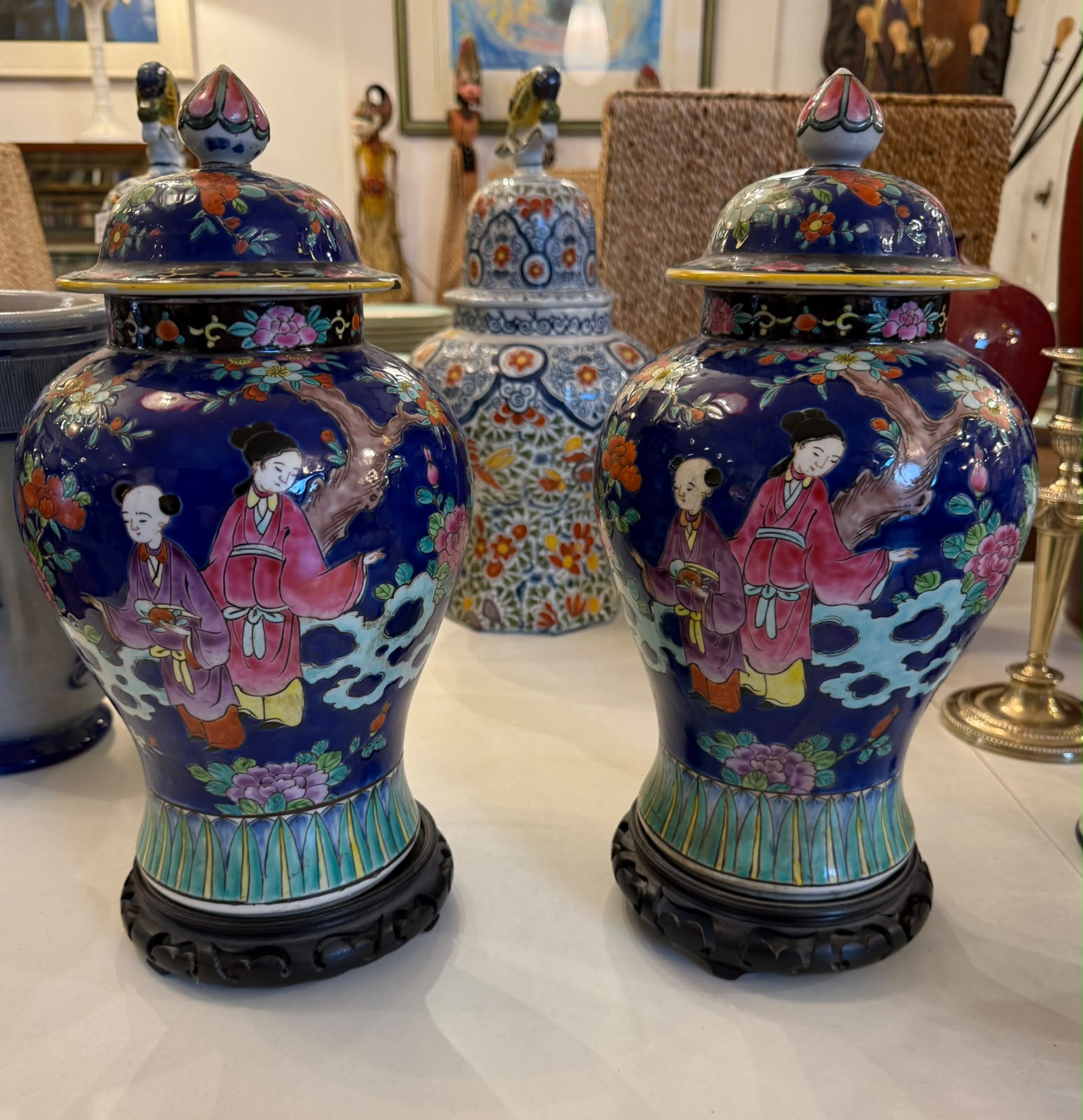 Paire de vases japonais en porcelaine