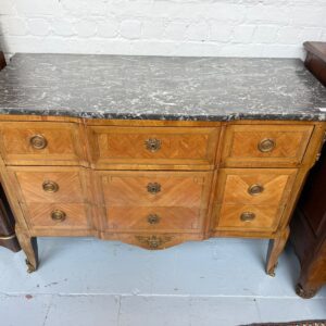 Commode galbée de style Louis XV en marqueterie