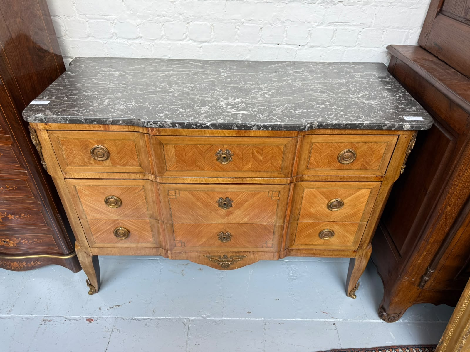Commode galbée de style Louis XV en marqueterie