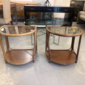 Paire de table d'appoint en rotin