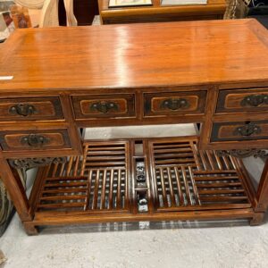 Bureau asiatique en bois sculpté