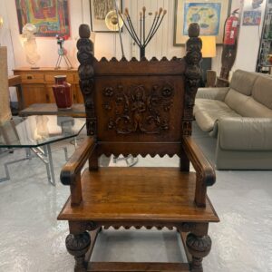 fauteuil en bois sculpté