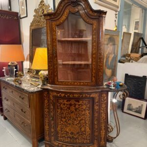 Vitrine d'angle en bois marqueté de style Napoléon III