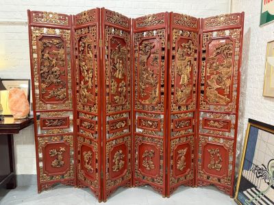 Paravent chinois à 8 panneaux en bois sculpté et laqué rouge
