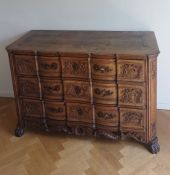 Grande commode sculptée de style hollandais XIXieme