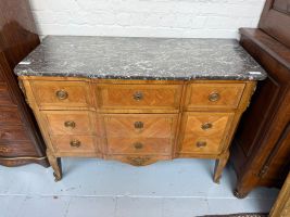 Commode galbée de style Louis XV en marqueterie