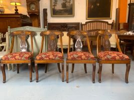 Lot de 4 chaises en bois sculpté