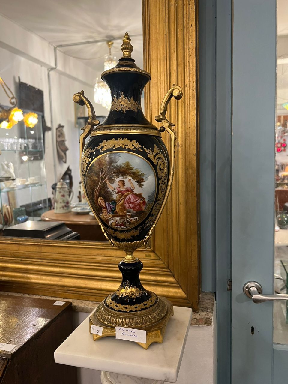 Vase en porcelaine de style Sèvres – période Napoléon III (XIXe siècle)